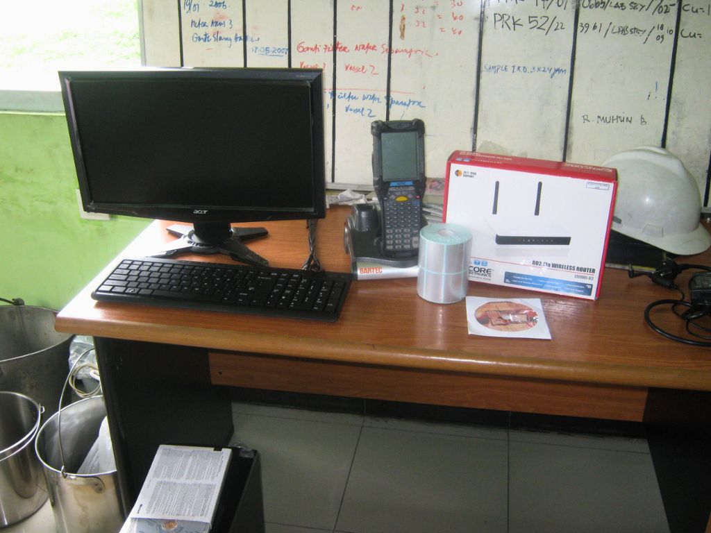 Barcode Scanner Bartec dengan Explosion Proof Housing yang telah terpasang untuk mendukung sistem inventory di industri migas.
