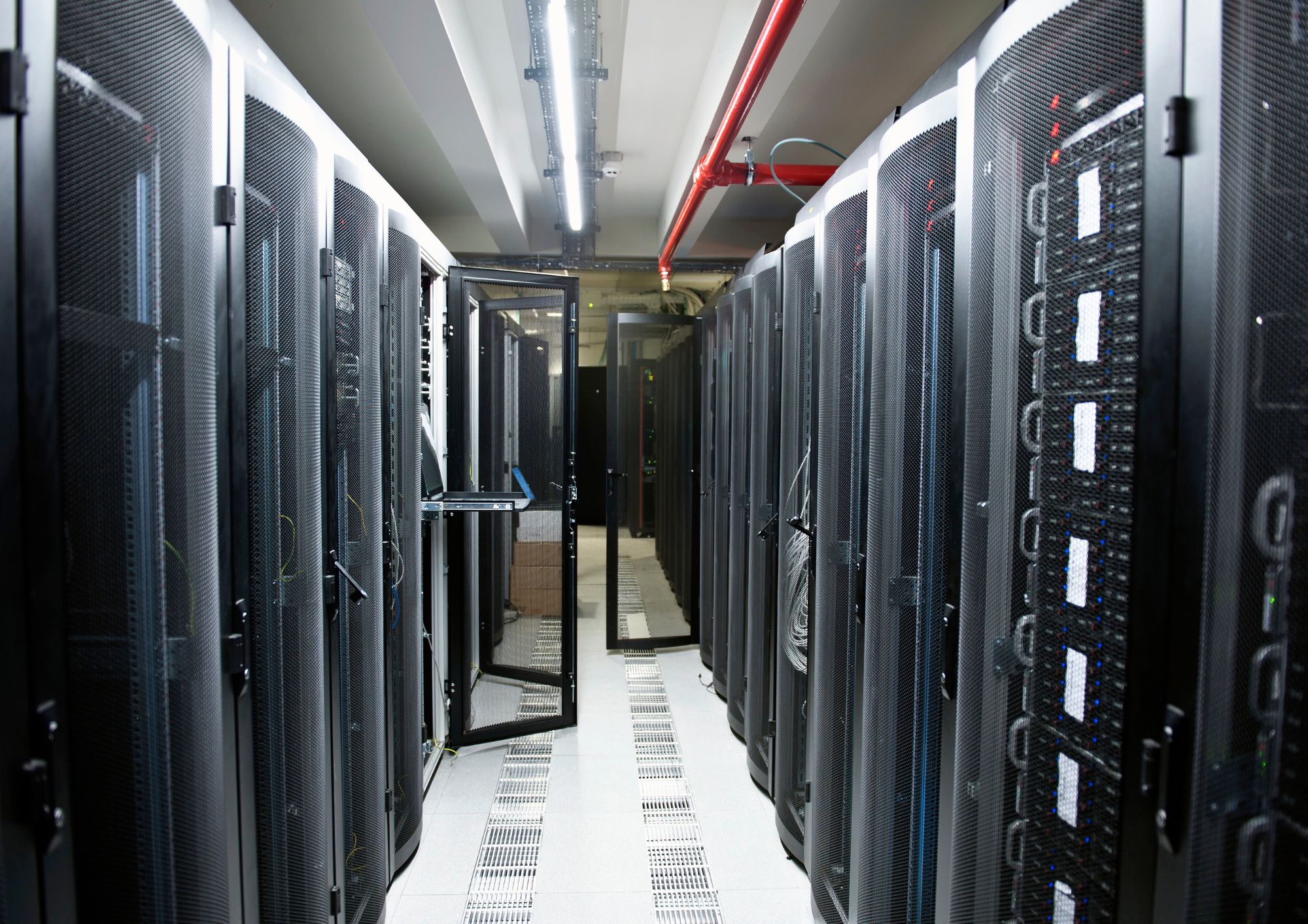 Rack server di dalam data center sebagai solusi infrastruktur IT untuk ISP dan pusat data.