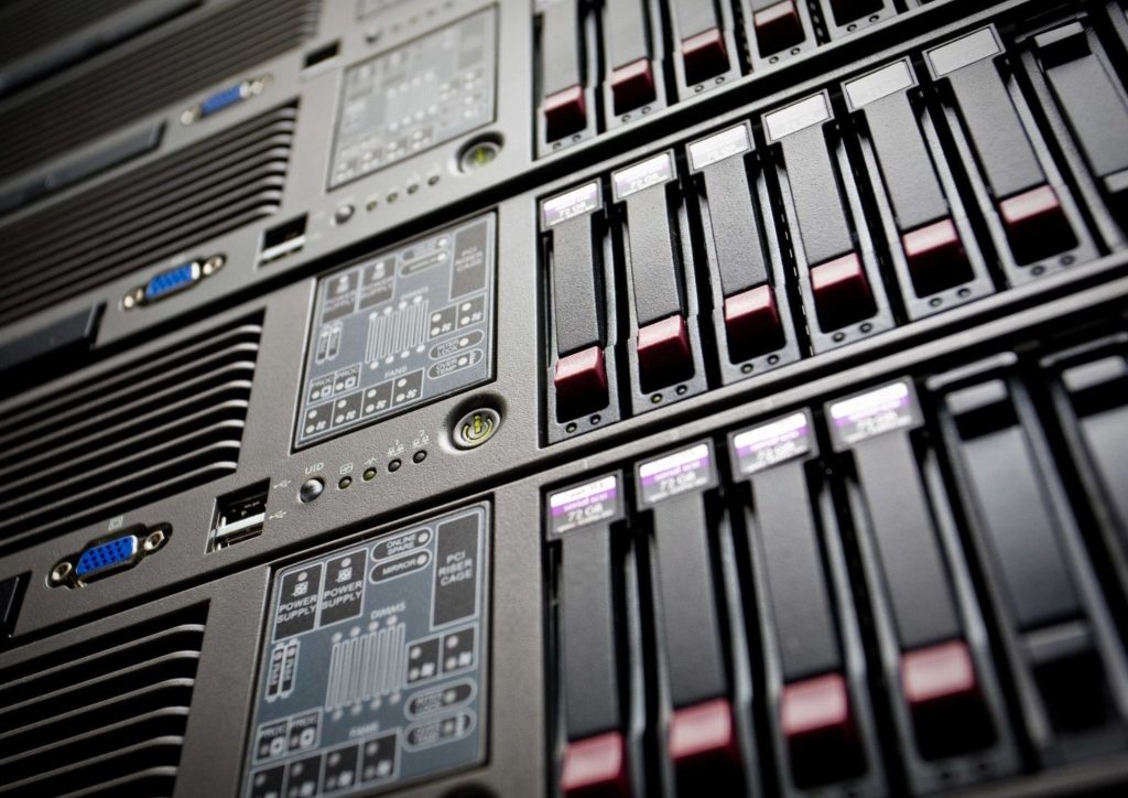 Rack enterprise server untuk virtualisasi, database, dan aplikasi bisnis