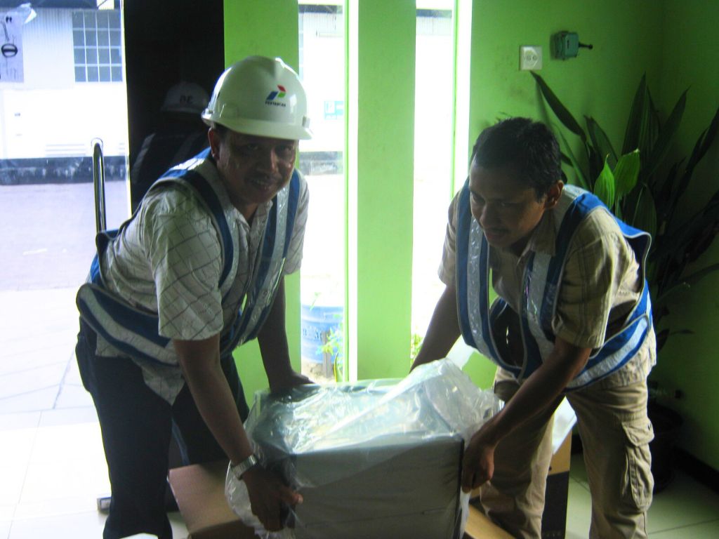 Proses serah terima perangkat dan sistem inventory kepada tim operasional setelah implementasi selesai.